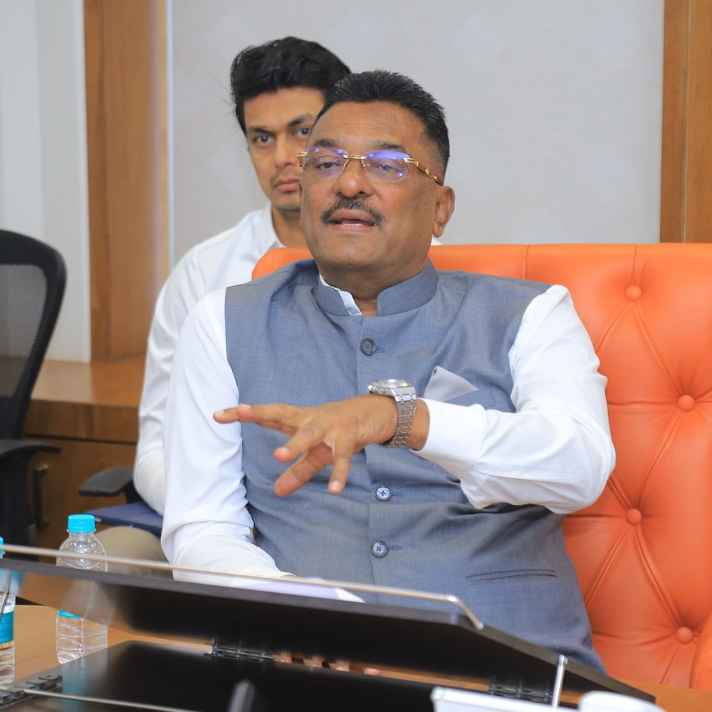 एसटीच्या प्रत्येक इंधन पंपावर आता भविष्याची ‘चार्जिंग’:ईव्ही स्थानकांना प्राधान्य देण्याचे परिवहन मंत्री प्रताप सरनाईक यांचे निर्देश 1 %E0%A4%8F%E0%A4%B8%E0%A4%9F%E0%A5%80%E0%A4%9A%E0%A5%8D%E0%A4%AF%E0%A4%BE %E0%A4%AA%E0%A5%8D%E0%A4%B0%E0%A4%A4%E0%A5%8D%E0%A4%AF%E0%A5%87%E0%A4%95 %E0%A4%87%E0%A4%82%E0%A4%A7%E0%A4%A8 %E0%A4%AA%E0%A4%82%E0%A4%AA%E0%A4%BE%E0%A4%B5%E0%A4%B0 %E0%A4%86%E0%A4%A4%E0%A4%BE %E0%A4%AD%E0%A4%B5%E0%A4%BF%E0%A4%B7%E0%A5%8D%E0%A4%AF%E0%A4%BE%E0%A4%9A%E0%A5%80 %E2%80%98%E0%A4%9A%E0%A4%BE%E0%A4%B0%E0%A5%8D%E0%A4%9C%E0%A4%BF%E0%A4%82%E0%A4%97%E0%A4%88%E0%A4%B5%E0%A5%8D%E0%A4%B9%E0%A5%80 %E0%A4%B8%E0%A5%8D%E0%A4%A5%E0%A4%BE%E0%A4%A8%E0%A4%95%E0%A4%BE%E0%A4%82%E0%A4%A8%E0%A4%BE %E0%A4%AA%E0%A5%8D%E0%A4%B0%E0%A4%BE%E0%A4%A7%E0%A4%BE%E0%A4%A8%E0%A5%8D%E0%A4%AF %E0%A4%A6%E0%A5%87%E0%A4%A3%E0%A5%8D%E0%A4%AF%E0%A4%BE%E0%A4%9A%E0%A5%87