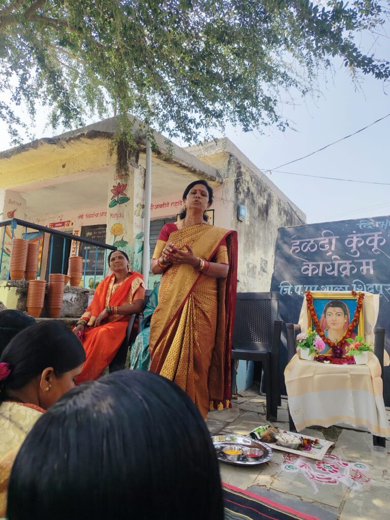 जिल्हा परिषद शाळा शिवपूर: 'हळदी कुंकू' कार्यक्रमात महिलांचा उत्स्फूर्त प्रतिसाद; मकर संक्रांत उत्साहात साजरी 3 75126