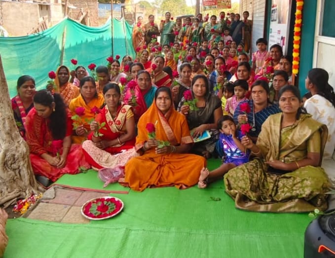 आवसगाव जिल्हा परिषद शाळेत 'महिला दिन' उत्साहात; उखाणे स्पर्धेला महिलांचा उत्स्फूर्त प्रतिसाद 1 122757